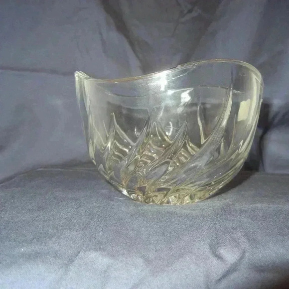 Bowl, Mikasa Small Waved Edge Sunburst Candy Jewelry  Partyware, kitchenware - Picture 1 of 6